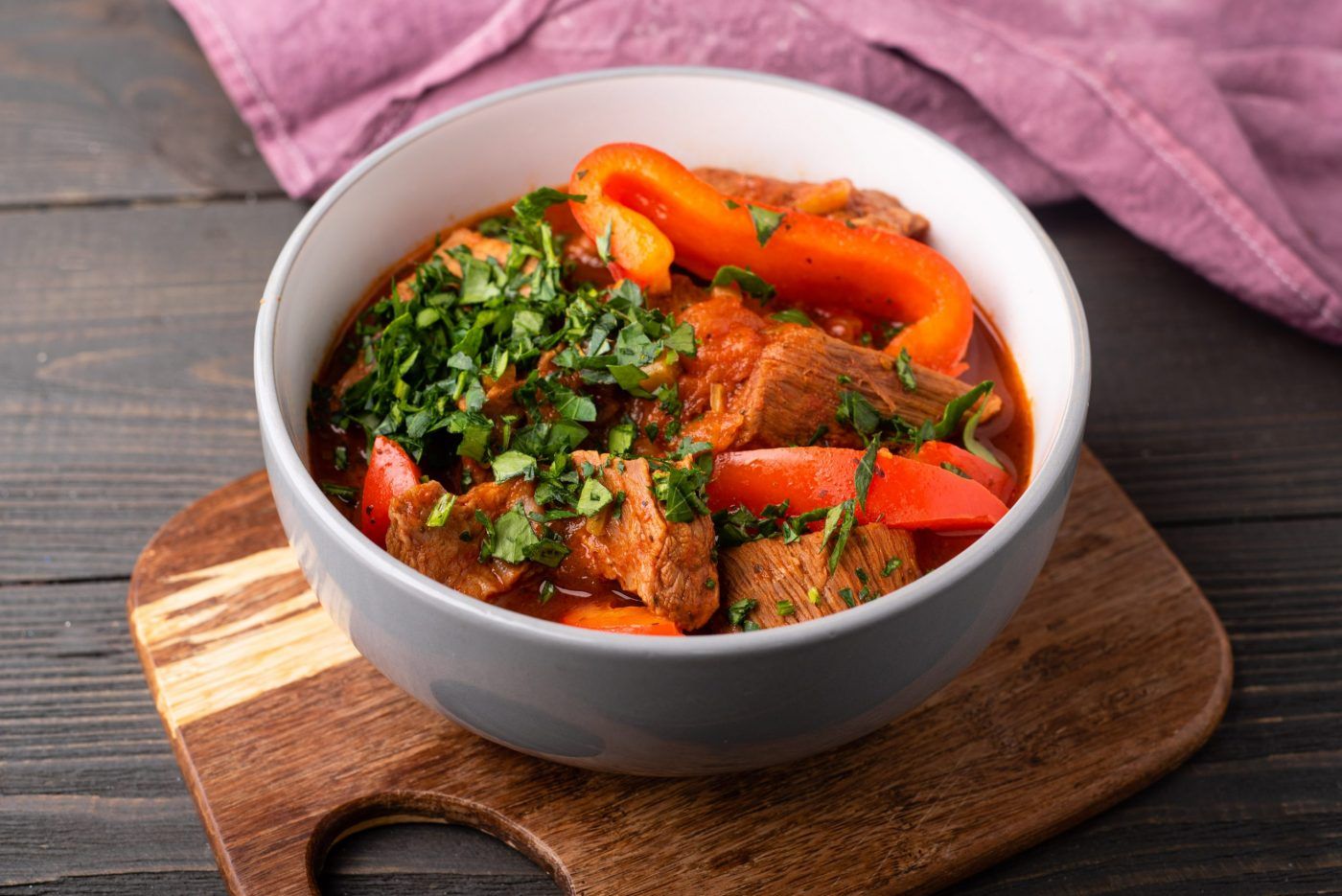 H&agrave;m lượng calo trong 100g thịt b&ograve; sẽ cung cấp 350 - 400 kcal.